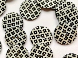 Flat White Shell Black Floral Button Laser Pattern & Edge Size 22mm - TGB5445
