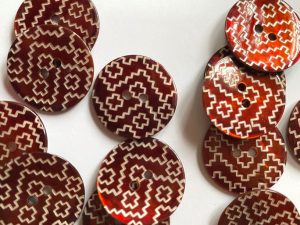 Glossy Finish Conker Brown Shell Laser Pattern Button Size 22mm - TGB5450
